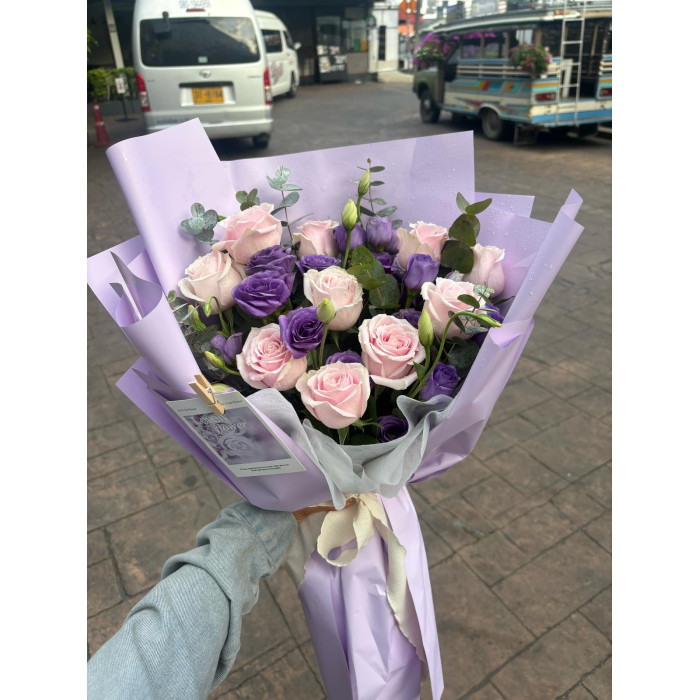 Букет Розовый Шёпот – Розовые Розы, Пурпурные Лизиантусы и Эвкалипт — лучшие букеты по вашему вкусу