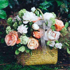 Букет свежих цветов из роз и сезонного микса "Тайский рассвет"